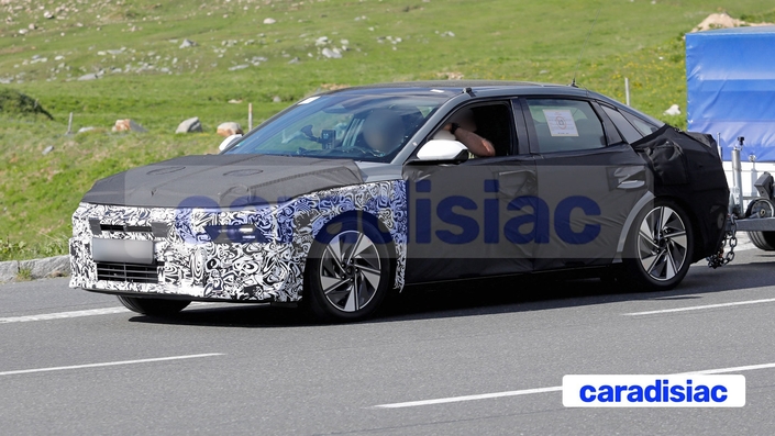 Depuis la Hyundai i40, la marque coréenne n’avait plus de berline familiale dans son catalogue en France. Avec l’arrivée de la nouvelle Hyundai Elantra en Europe, Hyundai pourrait proposer ce modèle thermique en France auprès de la Hyundai Ioniq 6 électrique.