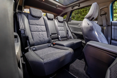 L’espace est assez généreux aux places arrière du Renault. La banquette coulissante est fort pratique. Mais elle n’est en série que sur le haut de gamme Esprit Alpine.