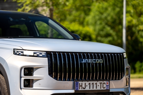 Plutôt que d’utiliser un logo qui ne serait pas identifié par la plupart des automobilistes, Jaecoo préfère inscrire son nom en toutes lettres sur la calandre.
