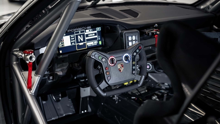 L’intérieur de la GT4 R est très moderne et fonctionnel.