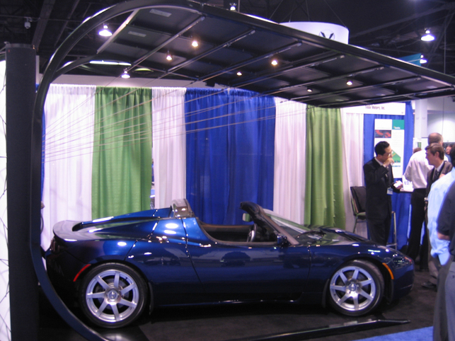 Tesla Motors/SolarCity : la Tesla Roadster électrique a déjà droit à son abri solaire !