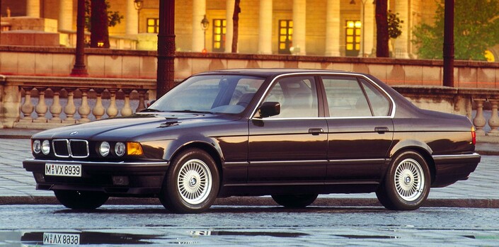 Annoncée fin 1986, la BMW 750i sera commercialisée un an plus tard. Elle se reconnaît à ses rognons de calandre élargis.