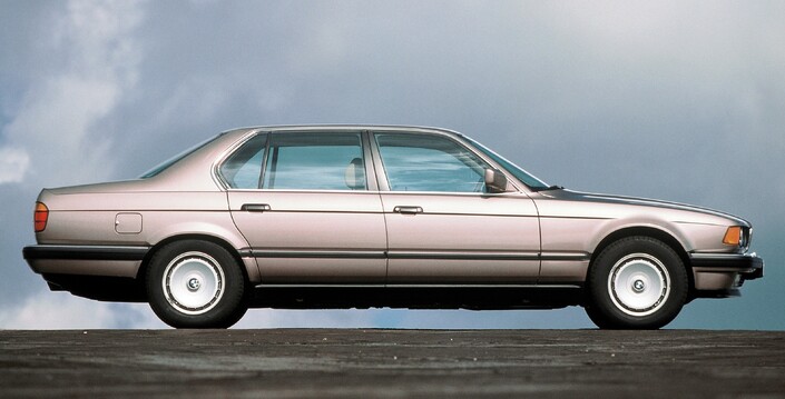 En version iL, la BMW 750 s'allonge de 11 cm au niveau des portes arrière et enrichit son équipement. Tout en alourdissant notoirement son prix !