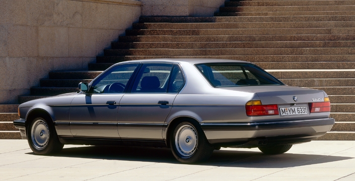 A l'arrière, la BMW Série 7 E23 introduit les feux en forme de L. La 750 se signale par ses sorties d'échappement rectangulaires.