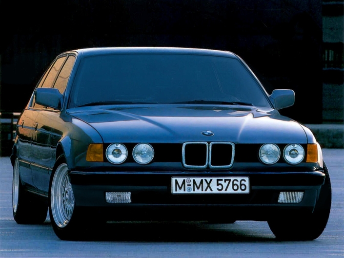 Fin 1986, au salon de Paris, BMW présente la Série 7 E32, qui installe son design dans la modernité, alors que le reste de la gamme s'avère quelque peu vieillot. Un choc !