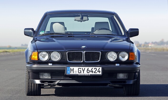 Pour 1992, la BMW 750 bénéficie de modifications mineures touchant notamment à son électricité. Notez la nouvelle jupe de bouclier comportant deux prises d'air.