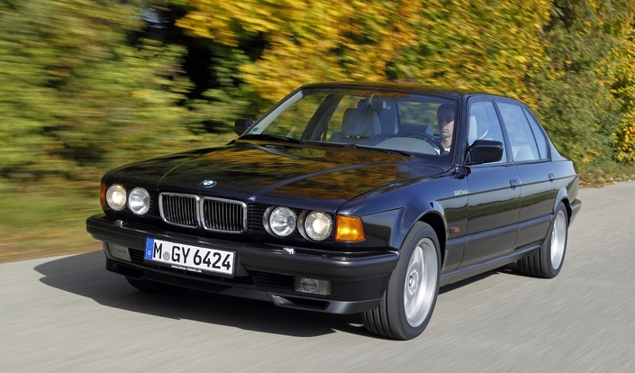 Prestigieuse par essence, la BMW 750 iL reste fidèle à son blason par son agrément dynamique, même si le moteur n'est pas si musical.