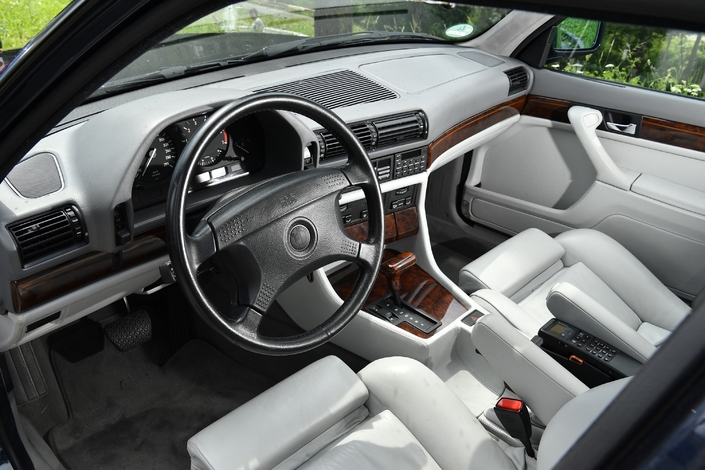 Dans la meilleure tradition BMW, le tableau de la 750 iL est une merveille d'élégance et de qualité. Qui préfère une tablette tactile ?