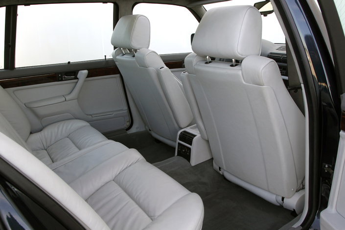 En iL, les places arrière de la BMW 750 sont encore plus royales.