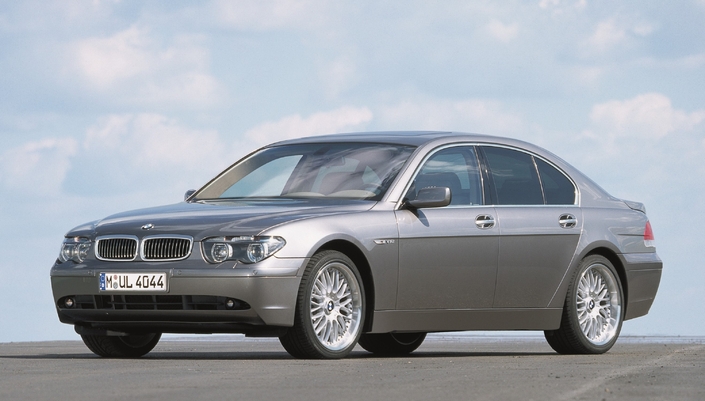 En 2003, la BMW 760i accueille un nouveau V12 6,0 l développant 445 ch.