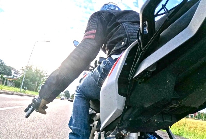 Pourquoi la chaleur et l’humidité transforment votre sortie moto en véritable calvaire (et comment l’anticiper)