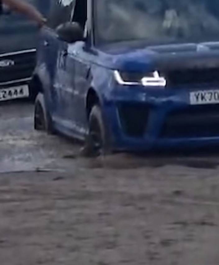 Il coule son Range Rover en tentant de sauver un utilitaire bloqué dans le sable
