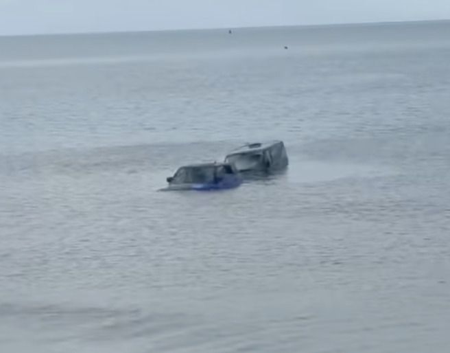 Il coule son Range Rover en tentant de sauver un utilitaire bloqué dans le sable