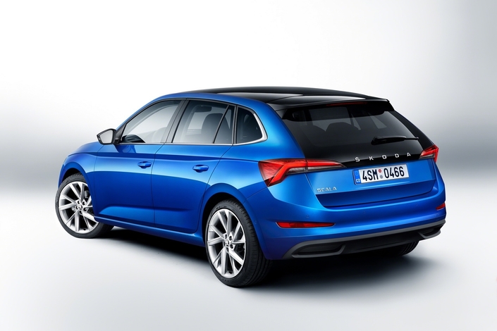 La Scala reçoit le nouveau lettrage Skoda en lettres majuscules courant le long du hayon. Un gimmick emprunté à Porsche ou Volvo, notamment. Le volume de coffre s’établit à 467 litres, valeur record pour la catégorie des compactes.