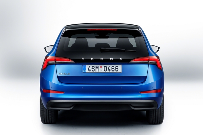 Sur les versions haut de gamme, le hayon dispose d’une assistance électrique à l'ouverture. Dans un monde parfait, Skoda, spécialiste de ces petits aménagements qui facilitent la vie comme le compartiment à parapluie installé dans les portières ou le gratte-givre intégré à la trappe à carburant, aurait pu aménager une lunette arrière à ouverture indépendante du hayon. De même, on aurait apprécié une banquette arrière rabattable en trois parties selon un découpage 40/20/40.
