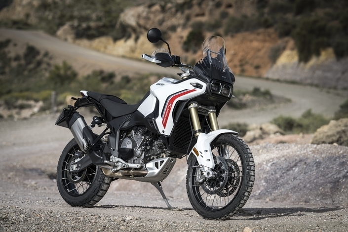 L’actu moto de la semaine : les pros jugent leur marque, le casque du futur, le succès de la BMW F 450 GS, la surprise Yamaha en MotoGP et la Ducati DesertX 2026 à l’essai