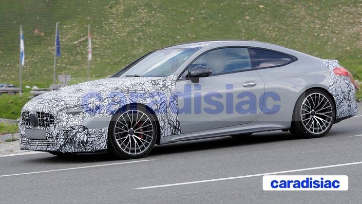 À l’image de la Mercedes CLE restylée qui arrive bientôt, la nouvelle signature lumineuse en étoile de la Mercedes CLE restylée équipe également la Mercedes-AMG CLE 63. Celle-ci bénéficiera aussi un logiciel MBUX amélioré et de nouvelles aides à la conduite.