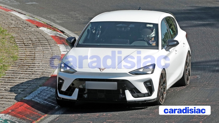 Il s’agit pratiquement de la version définitive de la Cupra Leon VZ TCR qui effectue de nombreux essais sur la piste allemande du Nürburgring. Inspirée de la voiture de course qui court en compétition TCR, la Cupra Leon VZ TCR de série sera disponible en fin d’année.