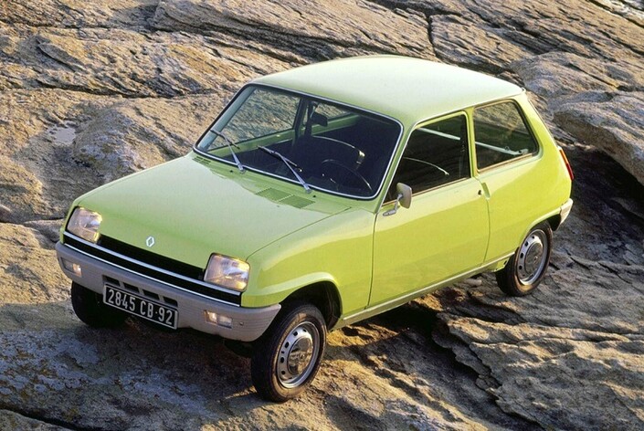 A elle seule, la Renault 5 de 1972 annonce dix ans à l'avance le design des années 80 avec ses boucliers, son aéro travaillée et sa sobriété générale.