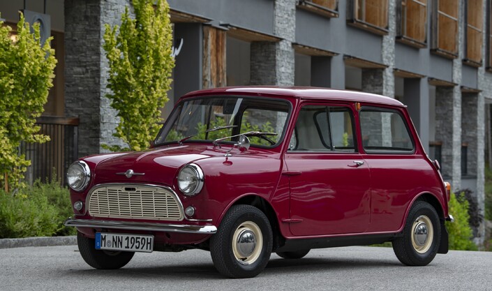 Petit bijou d'équilibre et de justesse des proportions, sans oublier sa bouille inimitable, la Mini, ici une Morris de 1959, a pu aussi compter sur son look pour s'imposer.