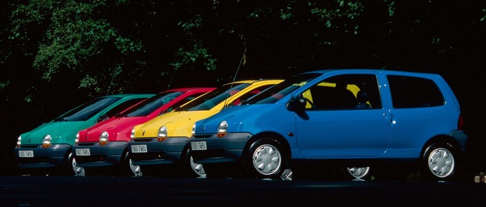 Regard mutin, silhouette monocorps, proportions justes, la Renault Twingo, révélée fin 1992, est en quelque sorte une Panda brillamment renouvelée.