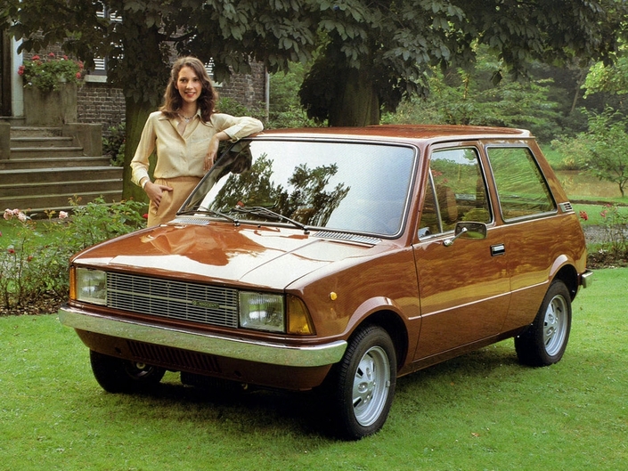 En 1974, Innoncenti greffe une carrosserie signée Bertone sur la plate-forme de la Mini. Elégance, équilibre, dynamisme, trouvaille, praticité, elle cumule les bons points.