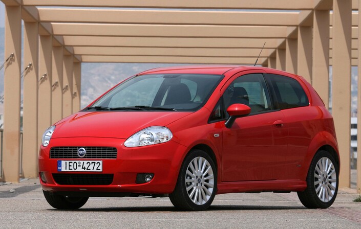 Un peu de GT prestigieuse dans votre citadine ? C'est l'idée de la Grande Punto en 2005, qu'elle agrémente d'une fonctionnalité très soignée. Hélas, Fiat ne pensera qu'à la dégrader visuellement...
