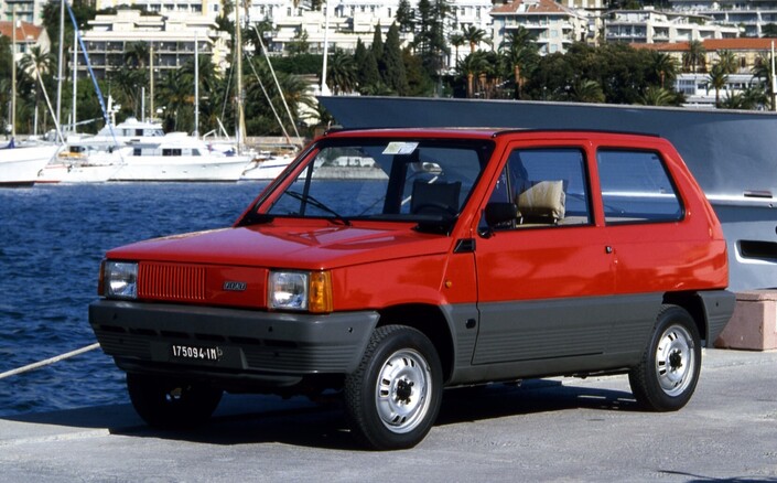 En 1980, la Fiat Panda montre comment tourner chaque contrainte économique en argument esthétique, tout en offrant un rapport encombrement/habitabilité exceptionnel. Un design brillant dû à Giugiaro.