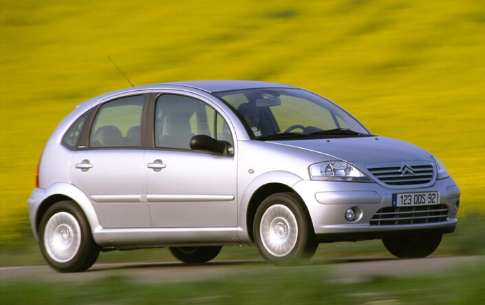 Du néo-rétro sans contrainte ? C'est un peu l'argument de la Citroën C3 en 2002. Outre des références à la 2CV, elle se signale aussi par son pare-brise courbé. 24 ans après sa présentation, elle demeure pertinente. Etonnant.