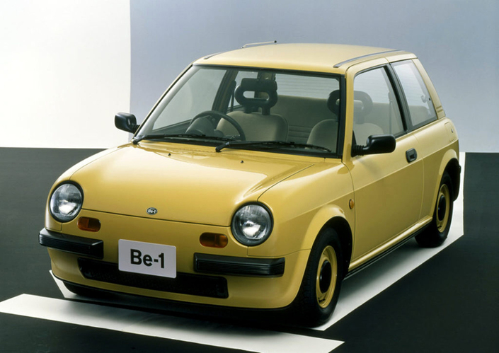 Révélée sous forme de concept en 1985, puis commercialisée telle quelle en 1987, la Nissan BE-1 lance avec brio la mode du néo-rétro, qui fait toujours recette quarante ans plus tard.