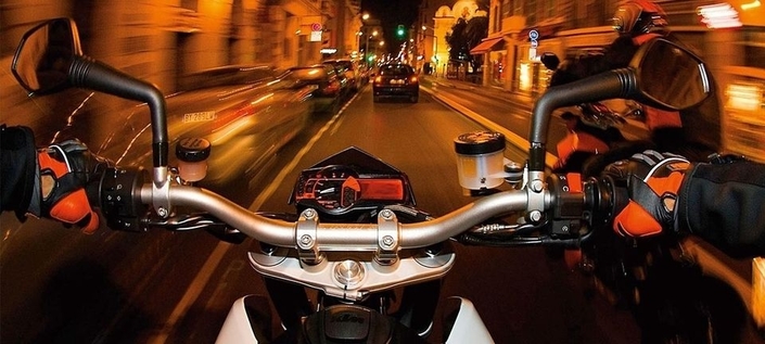 "Vous recherchez des solutions de mobilité urbaine ? Essayez les motos !" souligne la FFMC