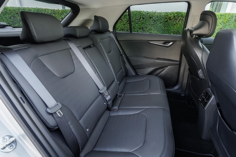 Le Niro offre de vastes places arrière. Deux grands gabarits voyageront avec beaucoup d'espace aux jambes.