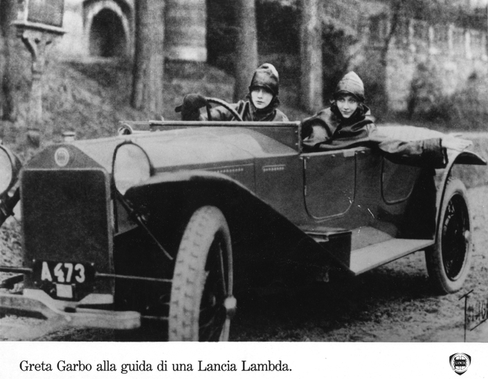 Greta Garbo au volant d’une Lambda.