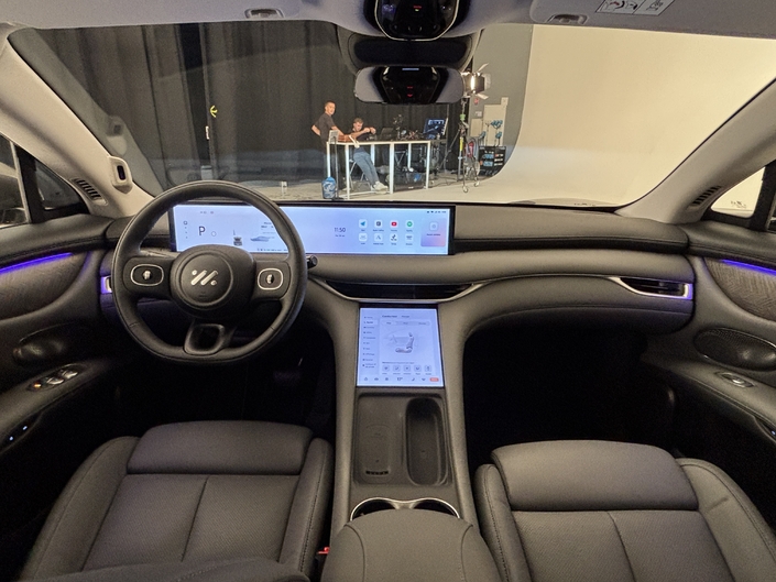 La planche de bord est très moderne avec une large double dalle numérique, qui côtoie un autre écran pour les autres fonctions de la voiture.