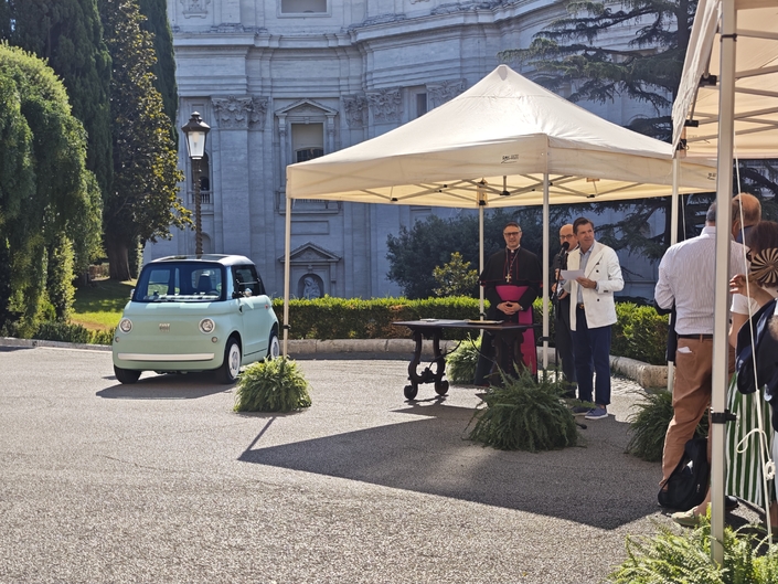 Olivier François, Directeur de Fiat, remet les clés d'une première flotte de 20 Topolino à l'Archevèque Emilio Nappa, dans les jardins du Vatican. Ce sera ensuite au tour d'une flotte de Tris.
