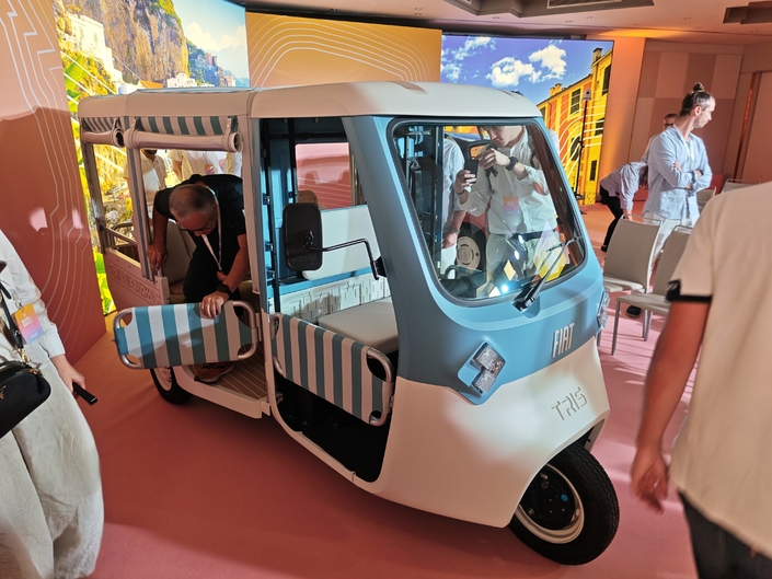 Le petit triporteur Tris, ici en version « Dolce Vita », transport de passagers. C’est mimi, et plus moderne que les antiques Piaggio à trois roues si répandus en Italie.