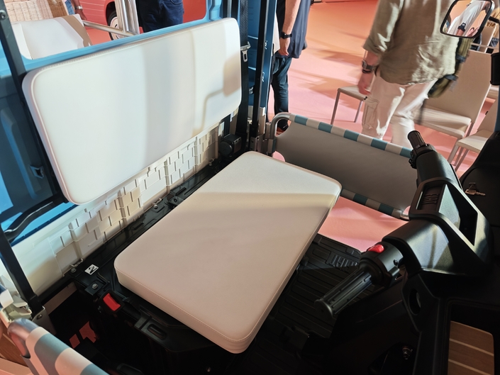 Le confort de la cabine de conduite séparée est pour le moins spartiate.