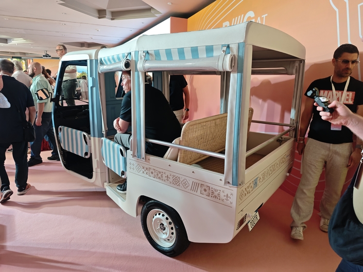 Cette version plaira aux hôtels ou aux plagistes, pour trimballer les touristes, et leur faire profiter des paysages ou de l’ambiance urbaine. On peut caser 2 adultes ou 3 enfants, et quelques bagages.
