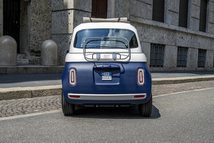 Le porte-bagage chromé donne une touche de chic indéniable à la Topolino Vilebrequin. Et une meilleure capacité d’emport, quand il ne pleut pas…