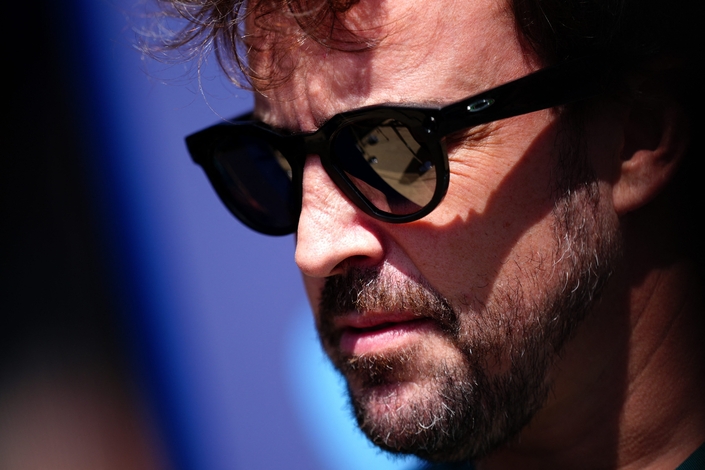 Fernando Alonso n’a pas besoin de couper le son pour faire un créneau. Photo : MaxPPP.
