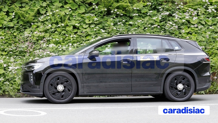 Toujours camouflé et doté de leurres graphiques pour masquer les éléments modifiés, le prototype du nouveau ID.Tiguan, qui est un ID.4 profondément restylé, poursuit ses essais sur route ouverte. La présentation du modèle de série est prévue pour la fin de l’année. L’inscription en allemand « Elektrofahrzeug » veut tout simplement dire : véhicule électrique.