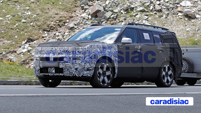 Séquence camouflage pour le Hyundai Santa Fe restylé qui vient d’être pris en chasse au passage d’un col dans les Alpes autrichiennes. Par rapport au modèle actuel, la version restylée adopte un positionnement différent de ses projecteurs. Les feux de jour deviennent verticaux et ils se retrouvent bien dissociés des projecteurs principaux qui migrent plus bas.