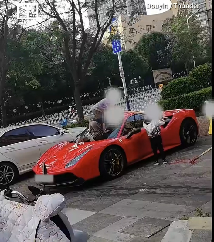 Une Ferrari 488 GTB utilisée comme toboggan par des enfants