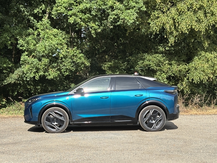 Avec sa grosse batterie, le Peugeot e-3008 Long Range est-il le SUV parfait pour les familles ?