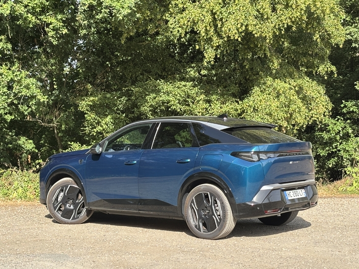 Avec sa grosse batterie, le Peugeot e-3008 Long Range est-il le SUV parfait pour les familles ?