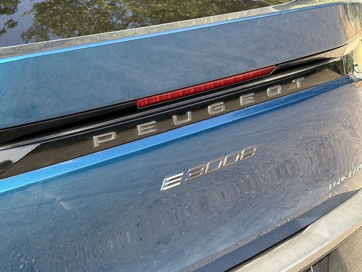 Avec sa grosse batterie, le Peugeot e-3008 Long Range est-il le SUV parfait pour les familles ?
