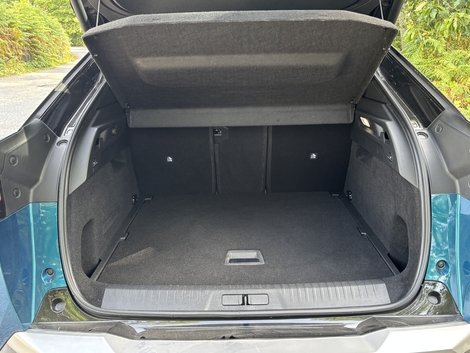 Avec sa grosse batterie, le Peugeot e-3008 Long Range est-il le SUV parfait pour les familles ?