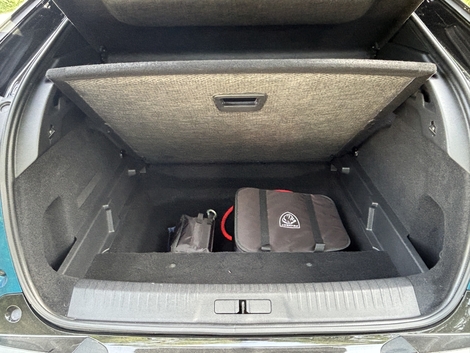 Avec sa grosse batterie, le Peugeot e-3008 Long Range est-il le SUV parfait pour les familles ?