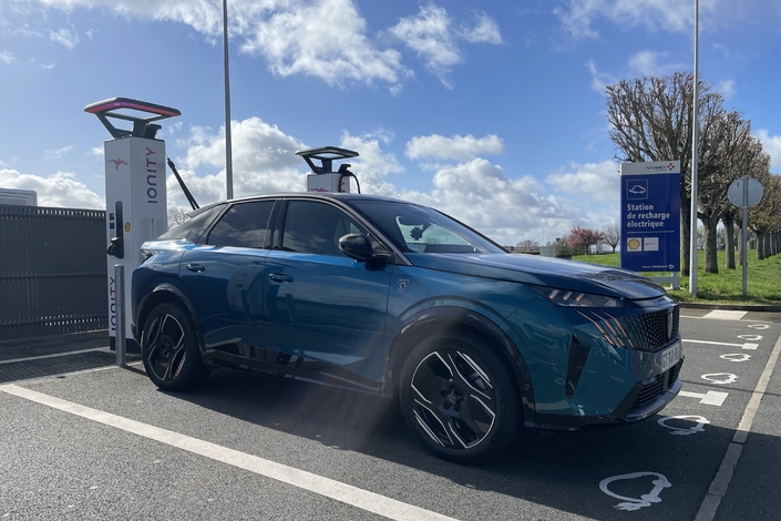 La recharge rapide est d'uniquement 160 kW.
