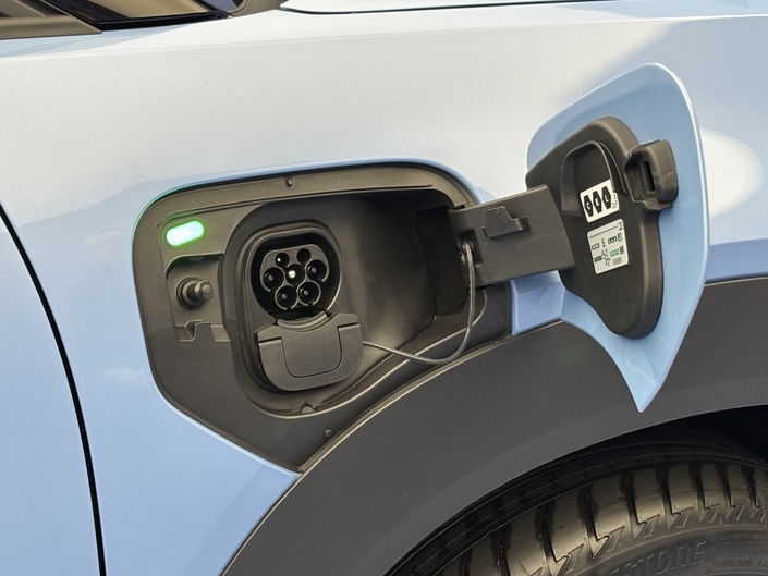 Pas de jaloux, la recharge rapide est de série.